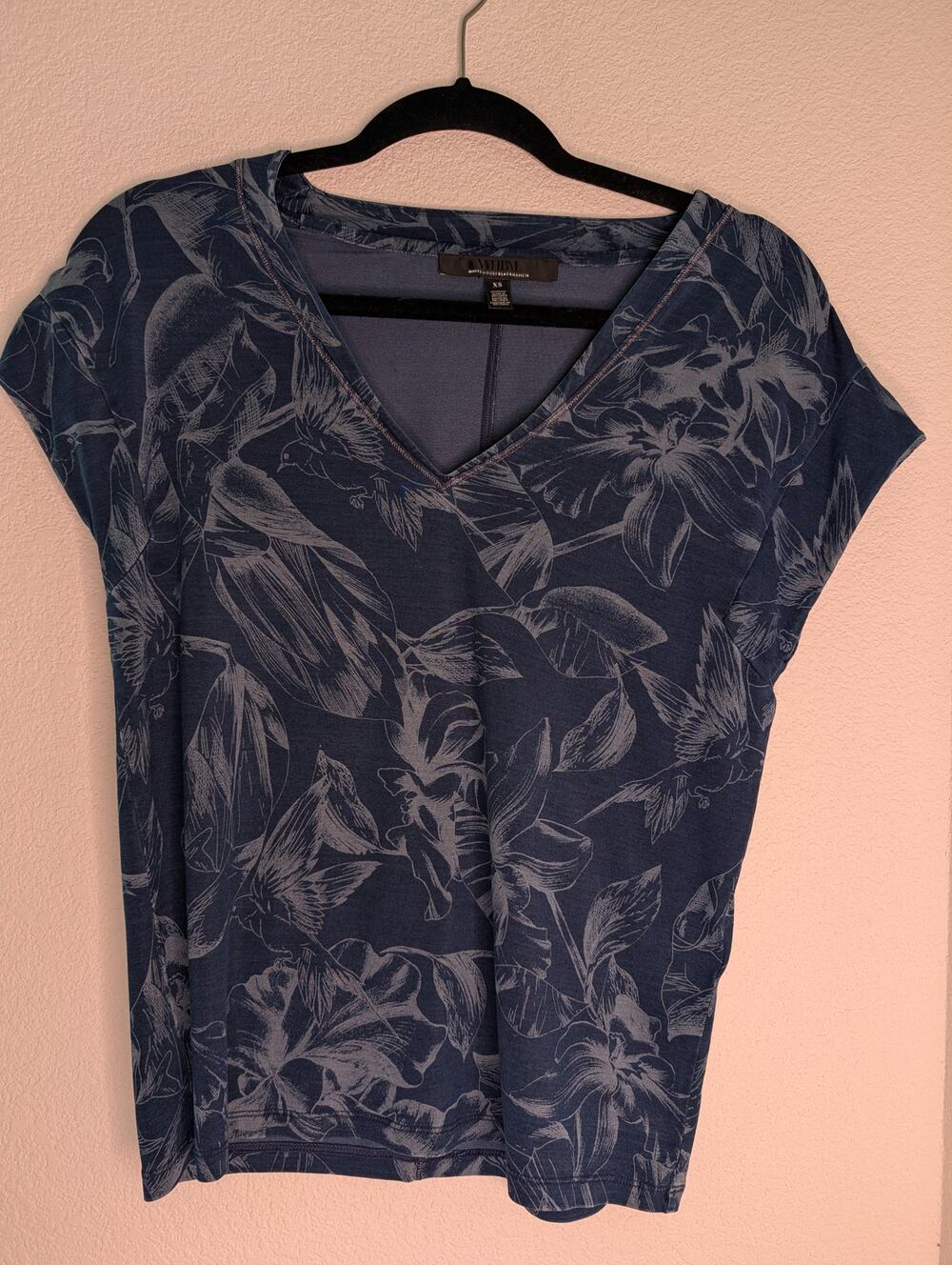 White House Black Market Blue Floral Bird Soft Vneck Tee XS Coquette Office Chic